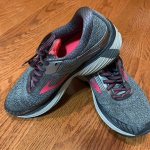 Women’s Brooks tennis shoes